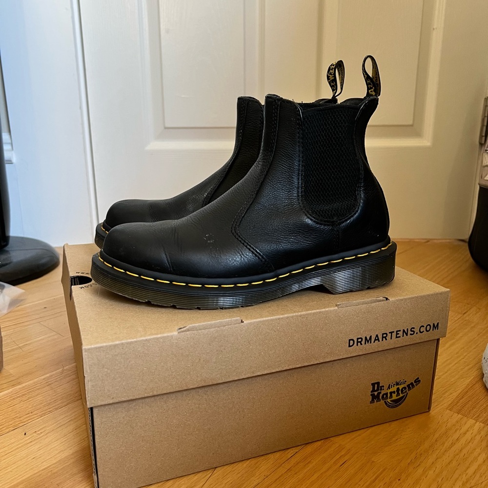Dr. Martens 2976 Chelsea Boots Size 7US